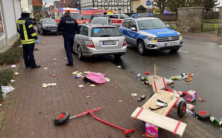 Germany Muslim terrorist rams car into Carnival parade in Vokmarsen (3)